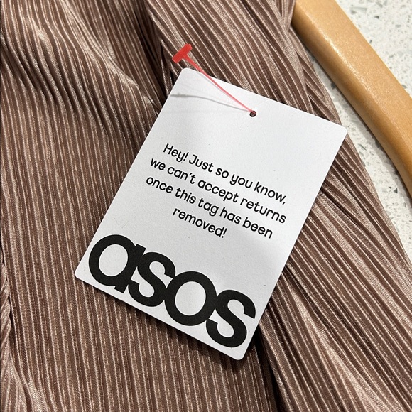 NWT ASOS DESIGN Curve Plisse Fallen Shoulder Maxi Dress With Ruching in Camel 20 - Picture 12 of 13